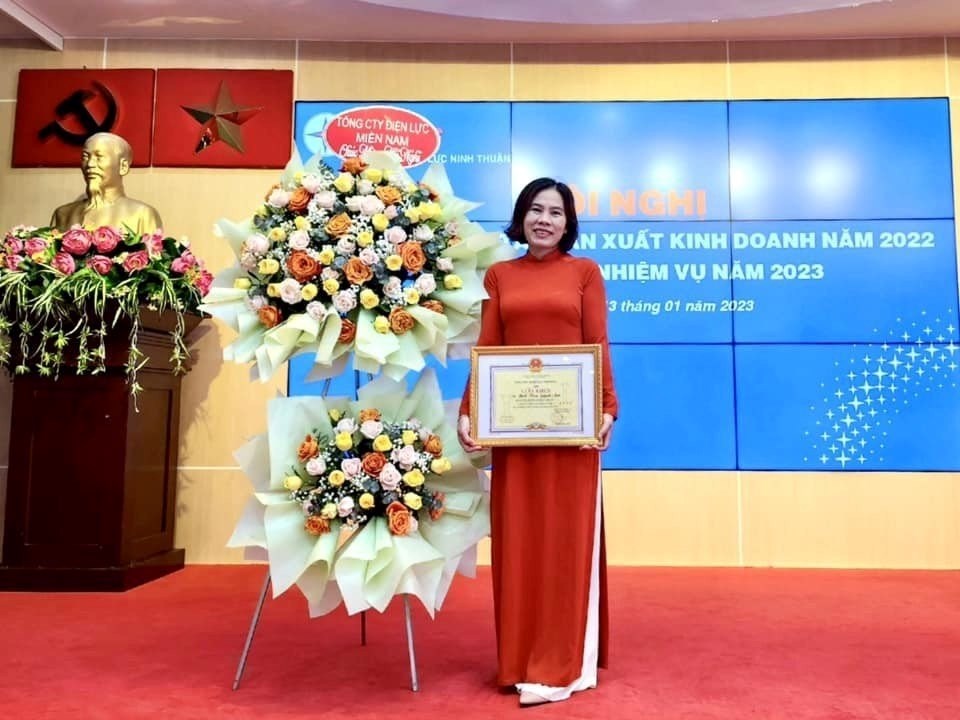 BẠCH THỤY QUỲNH ANH - NỮ BÍ THƯ CHI ĐOÀN TIÊU BIỂU