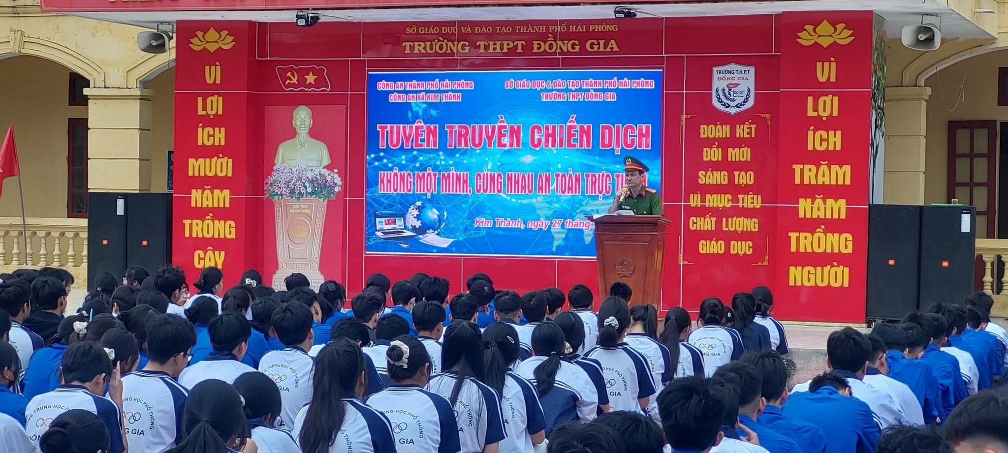 Đoàn xã Kim Thành phố hợp Đoàn trường THPT Đồng Gia và Công an xã Kim Thành tuyên truyền Chiến dịch "Không một mình, cùng nhau an toàn trực tuyến"