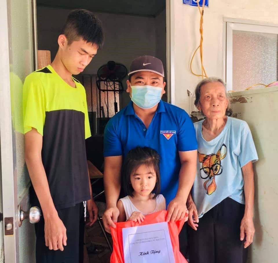 Đoàn thanh niên Công ty CP Phục Vụ Mai Táng tới thăm, tặng quà cho các em thiếu nhi có hoàn cảnh khó khăn trên địa bàn phường Anh Dũng.
