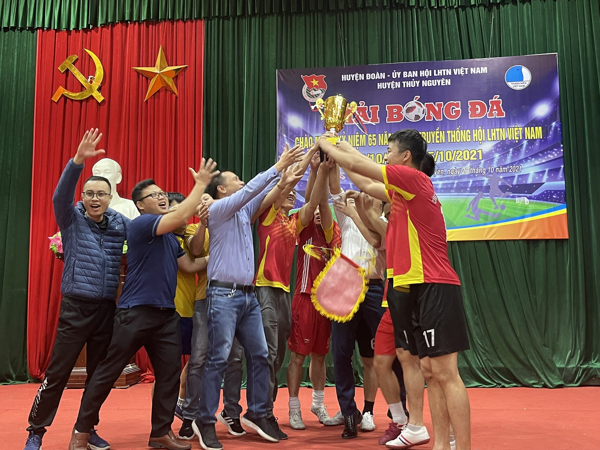 Huyện đoàn - Hội LHTN Việt Nam huyện Thủy Nguyên Bế mạc giải Bóng đá "Chào mừng kỷ niệm 65 năm ngày truyền thống Hội LHTN Việt Nam 15/10/1956 - 15/10/2021" và tăng cường củng cố đoàn kết 3 lực lượng