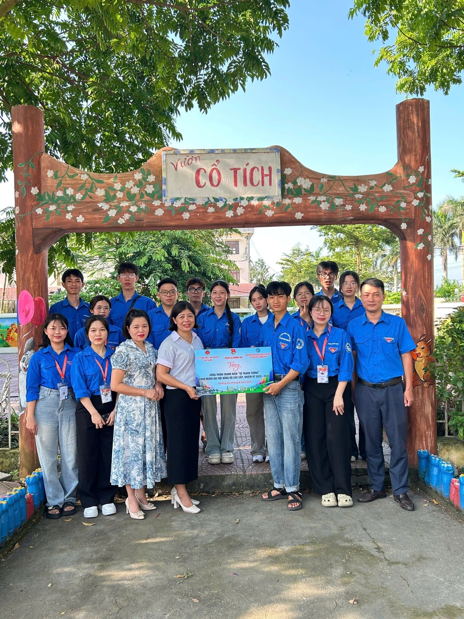 ĐƯỜNG AN: TRAO TẶNG CÔNG TRÌNH THANH NIÊN "VẼ TRANH TƯỜNG" TẠI KHU VUI CHƠI CHO THIẾU NHI CHÀO MỪNG ĐẠI HỘI ĐẢNG BỘ CÁC CẤP NHIỆM KỲ 2025 - 2030