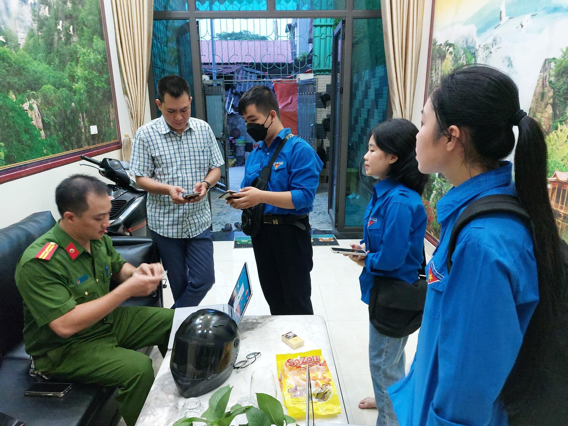 Tổ công nghệ số cộng đồng hỗ trợ người dân cài đặt định, kích hoạt tài khoản định danh điện tử mức độ 1,2 ứng dụng Vneid