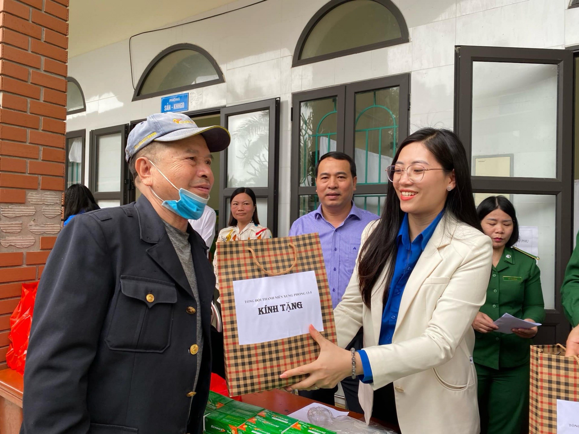 Khám bệnh và cấp phát thuốc miễn phí cho cựu TNXP và người dân có hoàn cảnh khó khăn, gia đình chính sách