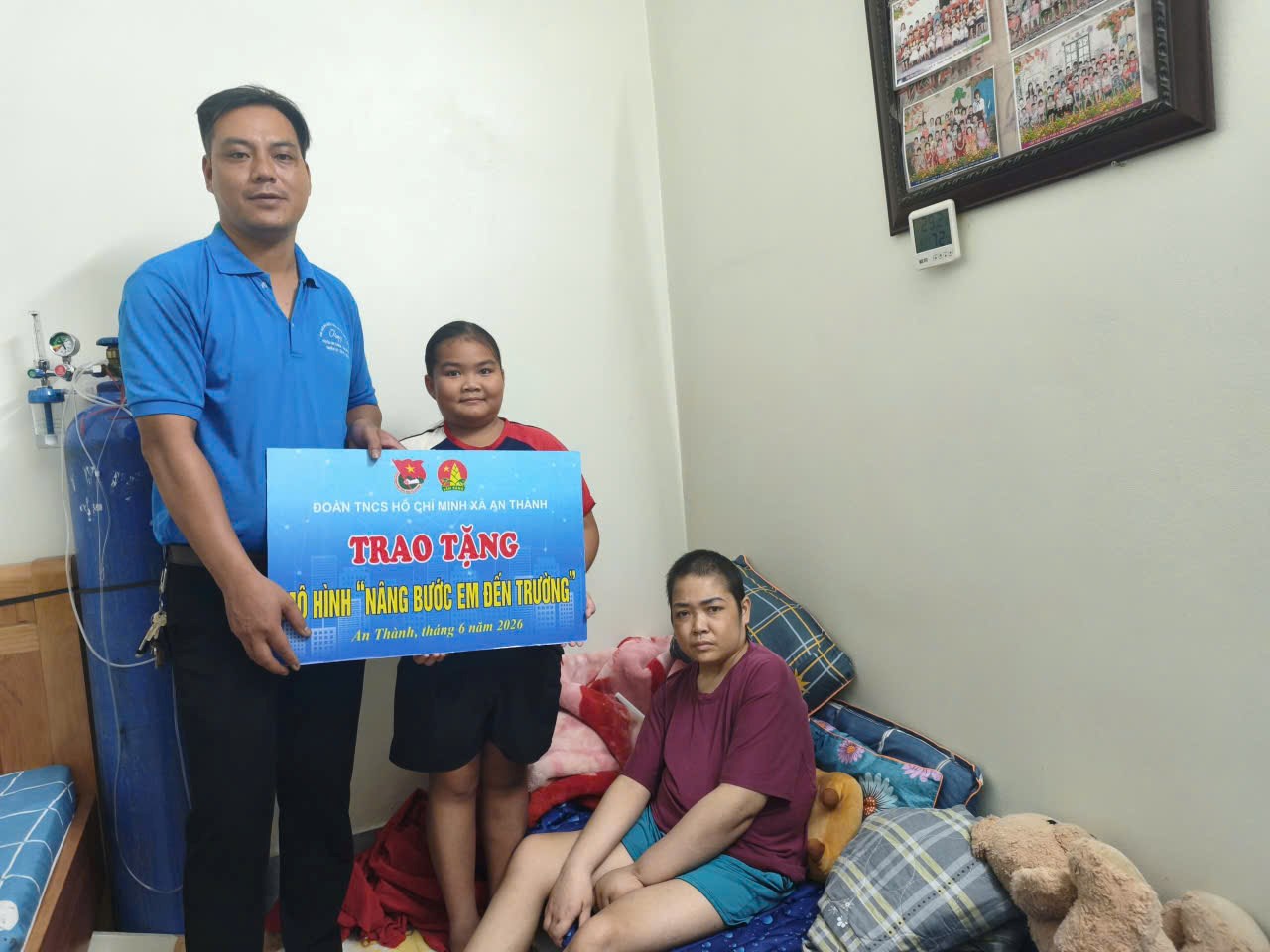 ĐOÀN XÃ AN THÀNH TRAO TẶNG MÔ HÌNH “NÂNG BƯỚC EM ĐẾN TRƯỜNG” CHO HỌC SINH CÓ HOÀN CẢNH ĐẶC BIỆT KHÓ KHĂN