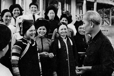 Những mẩu chuyện về Bác Hồ với phụ nữ