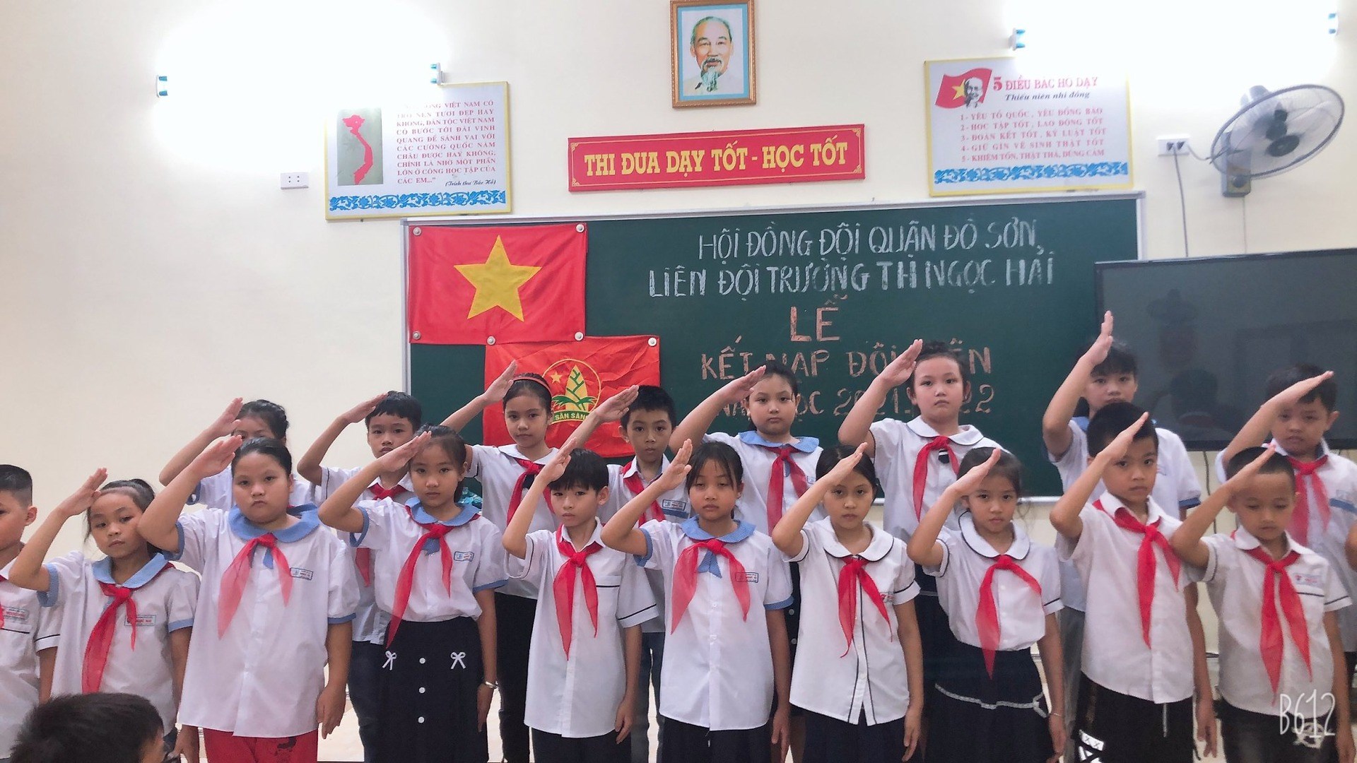 Hoạt động Lớp em treo ảnh Bác Hồ