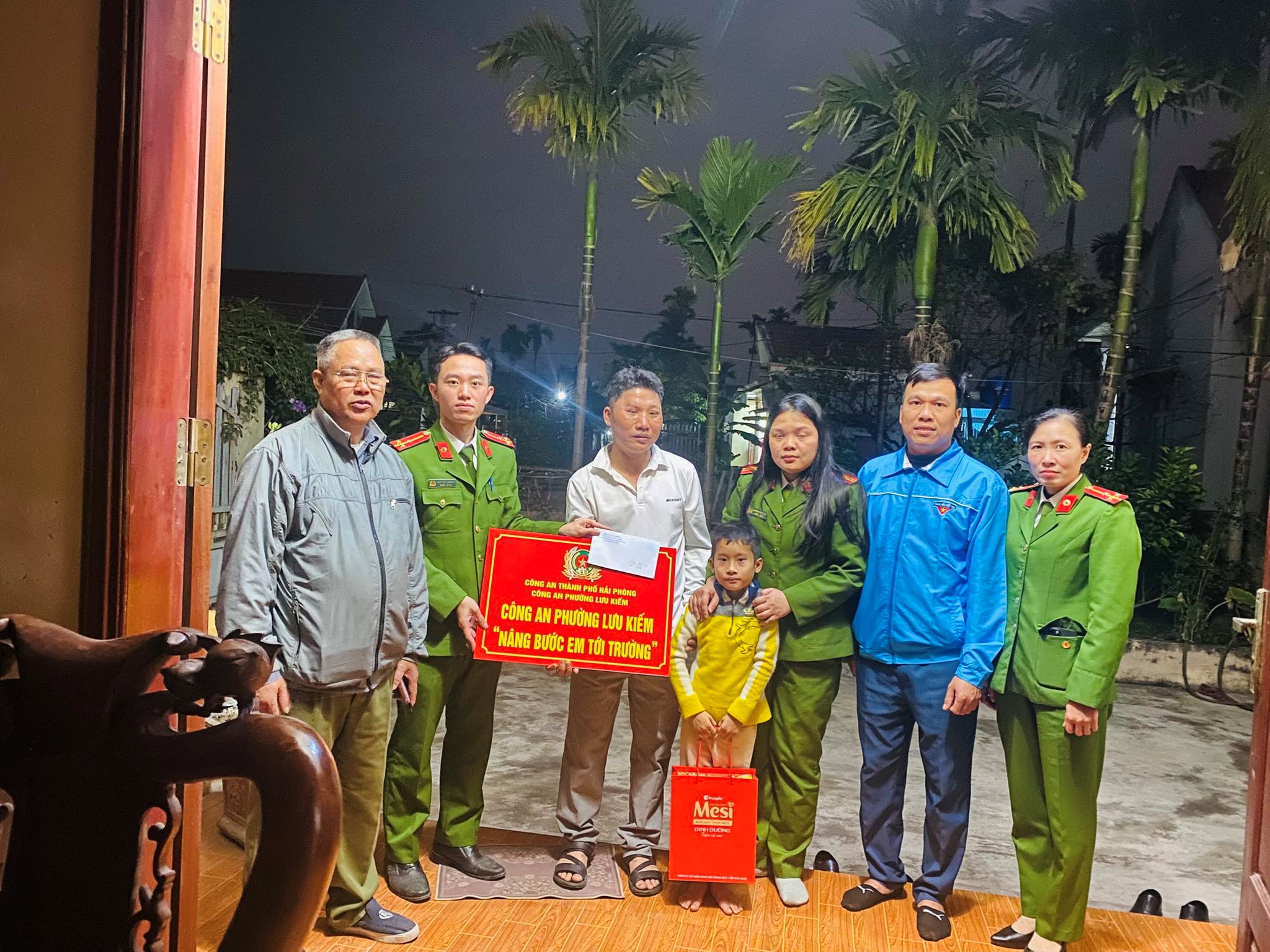 chương trình “ NÂNG BƯỚC EM ĐẾN TRƯỜNG”