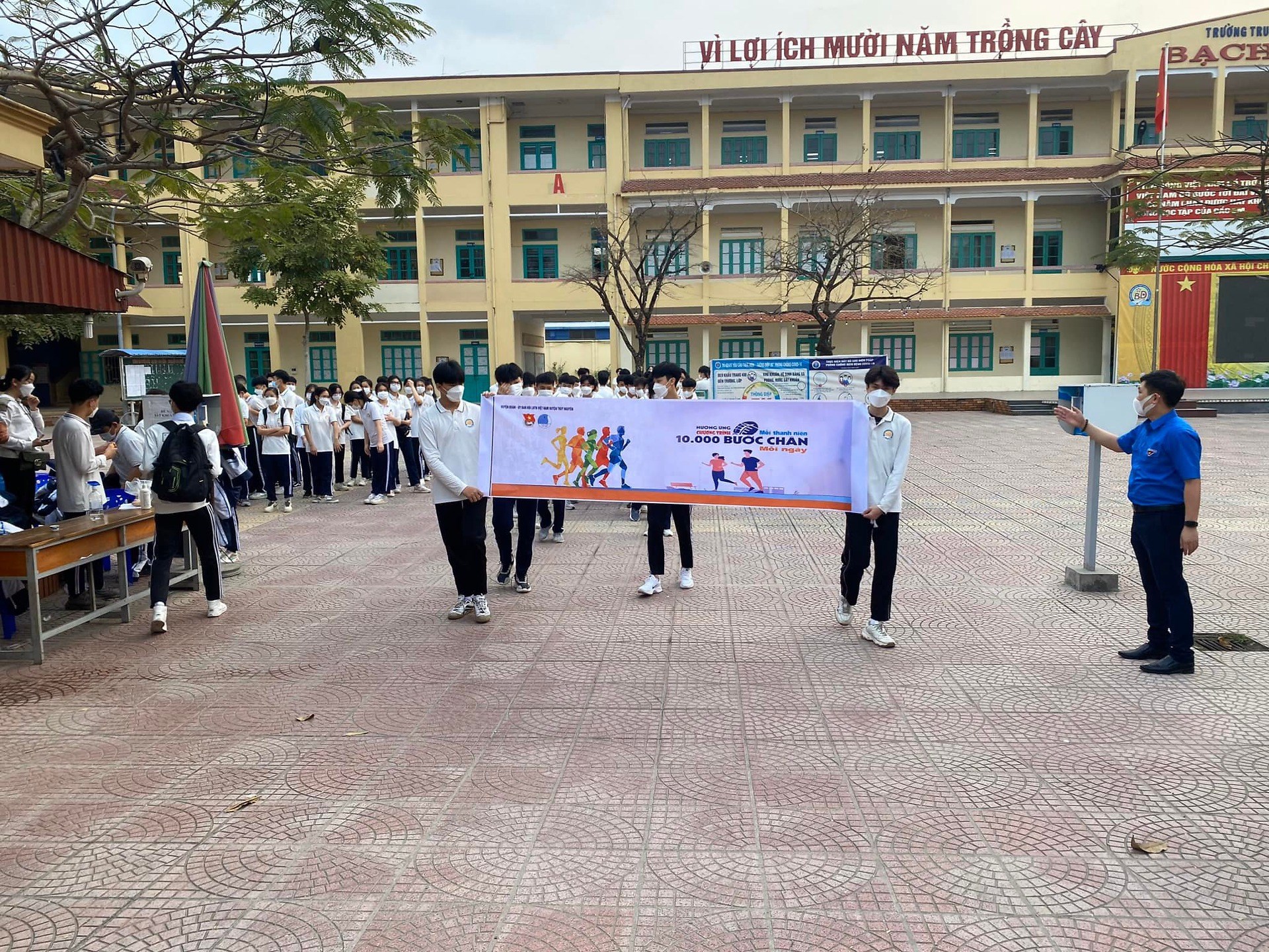 BTV HUYỆN ĐOÀN CHỈ ĐẠO ĐOÀN TRƯỜNG THPT BẠCH ĐẰNG TỔ CHỨC CHƯƠNG TRÌNH "10.000 BƯỚC CHÂN MỖI NGÀY"