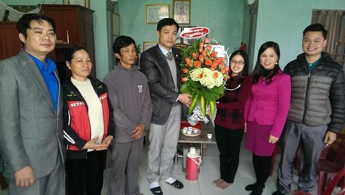Thành đoàn - Hội LHTN Việt Nam thành phố thăm, tặng quà chúc mừng nhân dịp Giáng sinh năm 2015.