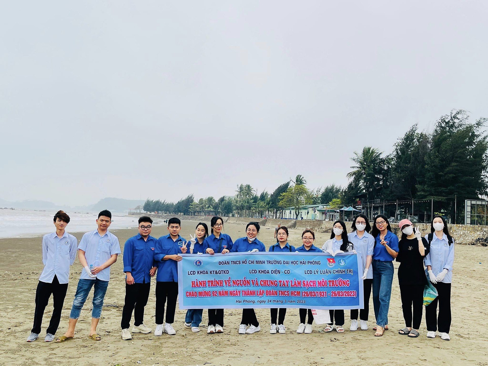 Đoàn thanh niên trường Đại học Hải Phòng chung tay làm sạch môi trường hưởng ứng Ngày Chủ nhật xanh 19/3