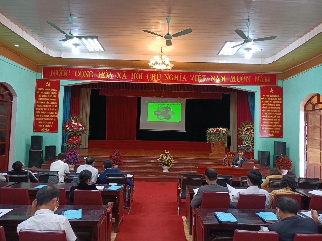 Ngày 15/10, Ban Thường vụ Huyện đoàn phối hợp với Phòng Kinh tế hạ tầng huyện tổ chức hội nghị tập huấn áp dụng, duy trì, cải tiến ISO cho cán bộ, công chức là đoàn viên thanh niên chi đoàn Dân chính đảng.