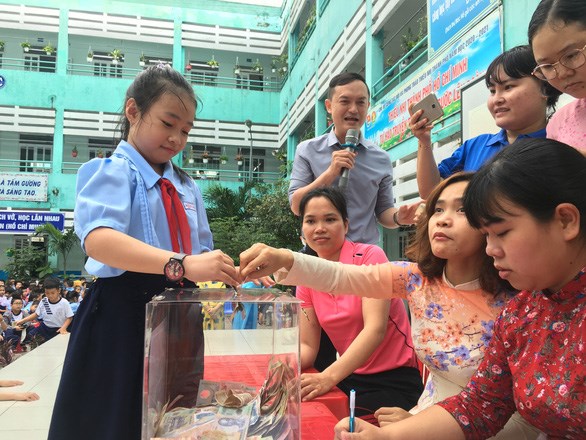 Bán tranh, đấu giá trái banh có chữ ký của HLV Park Hang Seo để ủng hộ miền Trung