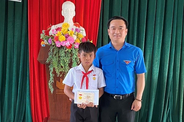 Trao tặng Huy hiệu "Tuổi trẻ dũng cảm" cho học sinh cứu người tại Gia Lai