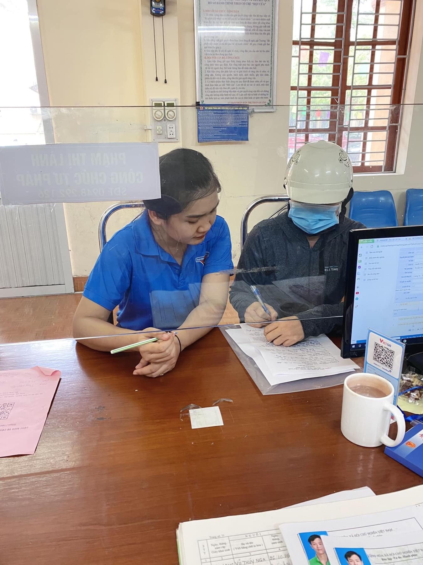 RA QUÂN NGÀY CAO ĐIỂM CHIẾN SĨ TÌNH NGUYỆN VÌ ĐÔ THỊ VĂN MINH VÀ HỖ TRỢ NGƯỜI DÂN THỤC HIỆN DỊCH VỤ CÔNG TRỰC TUYẾN, GIẢI QUYẾT THỦ TỤC HÀNH CHÍNH