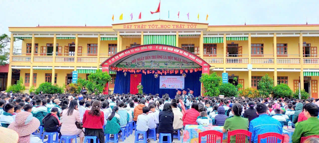 Đoàn xã chỉ đạo Liên đội Tiểu học Vĩnh Long - Thắng Thủy tổ chức tuyên truyền an toàn giao thông, phòng chống ma túy
