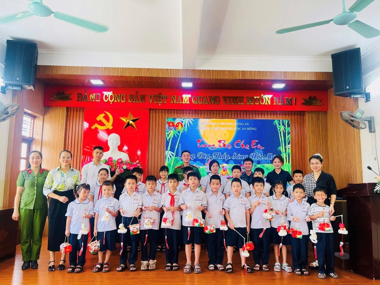 TUỔI TRẺ HỒNG AN TRAO 300 SUẤT QUÀ TRUNG THU CHO THIẾU NHI CÓ HOÀN CẢNH KHÓ KHĂN