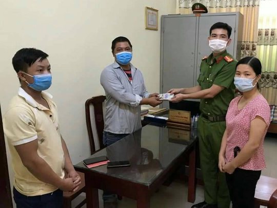 Nhặt được 70 triệu đồng, chị công nhân trả lại người đánh mất