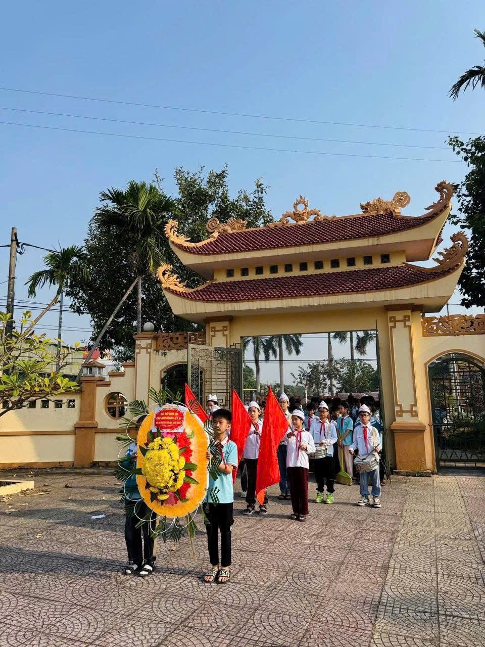 "UỐNG NƯỚC NHỚ NGUỒN' HÀNH TRÌNH TRI ÂN Ý NGHĨA CỦA HỌC SINH TRƯỜNG TIỂU HỌC NHÂN QUYỀN XÃ NGUYỄN LƯƠNG BẰNG