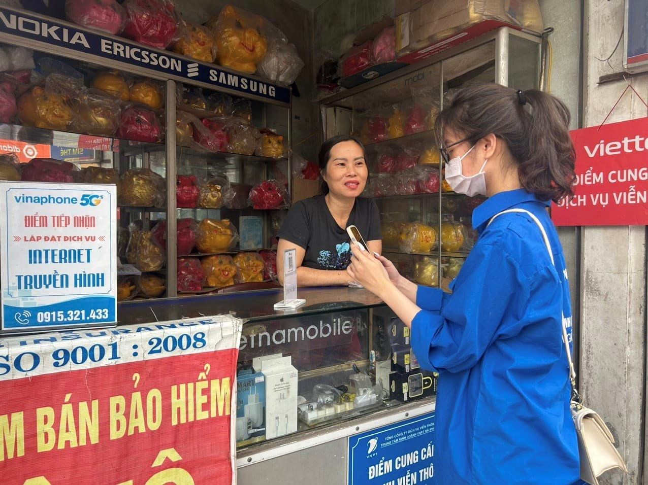 Ra quân tuyên truyền, hướng dẫn, hỗ trợ thanh niên sử dụng dịch vụ công trực tuyến và dịch vụ thanh toán điện tử bằng mã QR-code