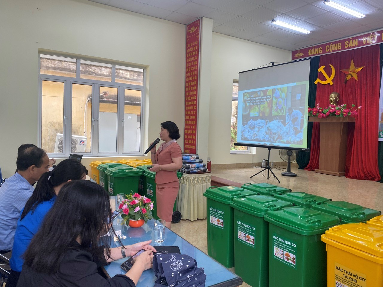 CHƯƠNG TRÌNH TRUYỀN THÔNG NÂNG CAO NHẬN THỨC VỀ TÁC HẠI CỦA RÁC THẢI NHỰA, HƯỚNG DẪN PHÂN LOẠI RÁC THẢI CHO ĐOÀN VIÊN THANH NIÊN TRƯỜNG HỌC VÀ CỘNG ĐỒNG Thực hiện Chươn