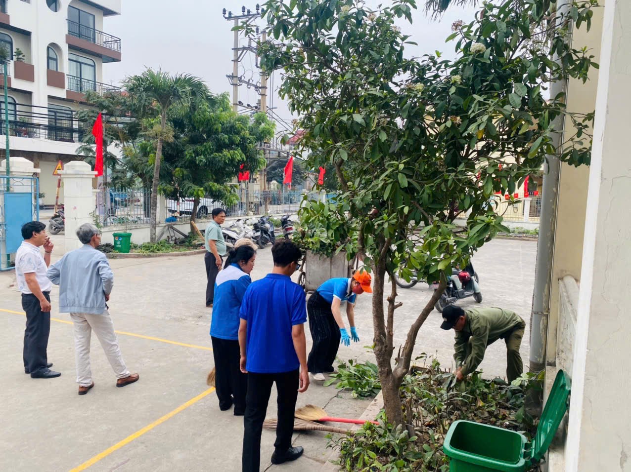 Tuổi trẻ phường chung tay giữ gìn môi trường, góp phần chuẩn bị cho ngày bầu cử