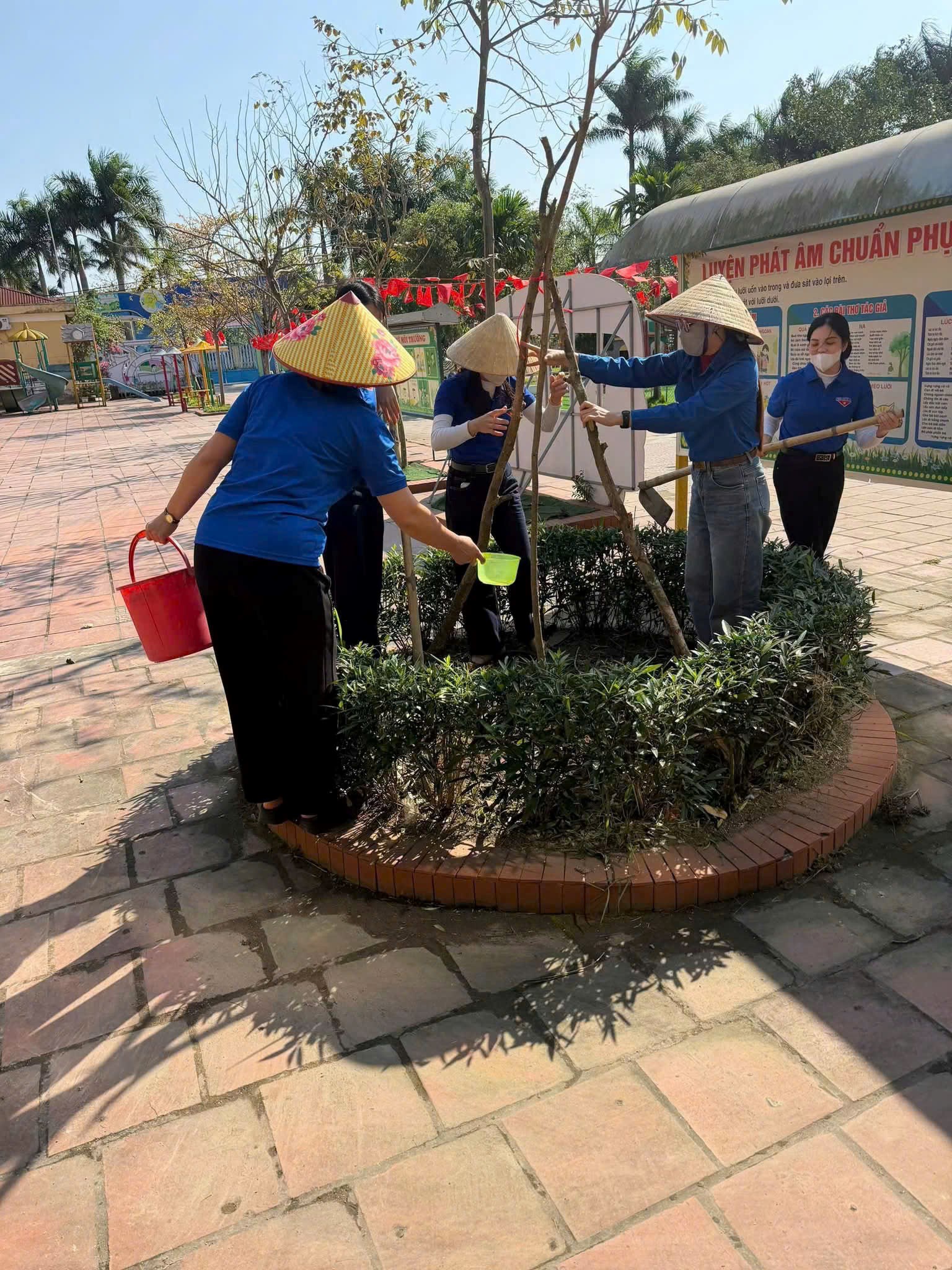 CHI ĐOÀN TRƯỜNG RA QUÂN TRỒNG CÂY HƯỞNG ỨNG “NGÀY CHỦ NHẬT XANH”