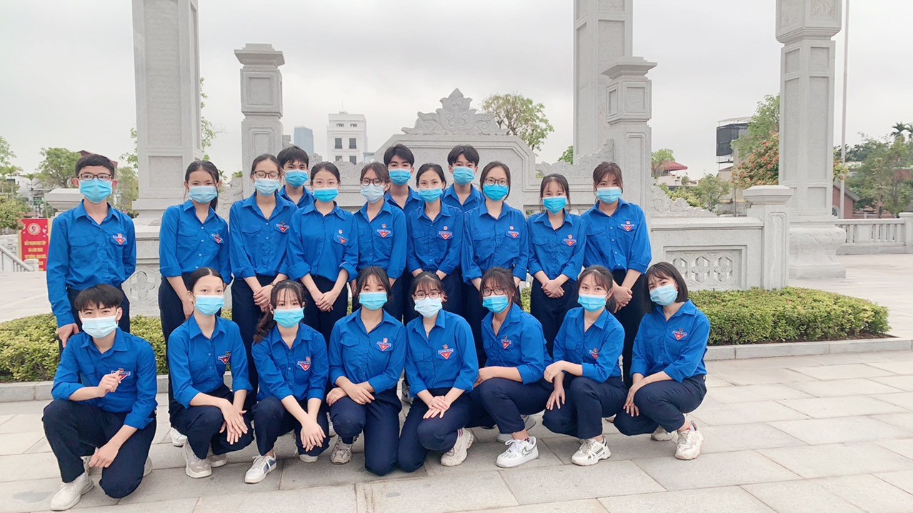 ĐOÀN THANH NIÊN TRƯỜNG CAO ĐẲNG BÁCH NGHỆ TỔ CHỨC DÂNG HƯƠNG TẠI NHÀ TƯỞNG NIỆM ĐỒNG CHÍ NGUYỄN ĐỨC CẢNH