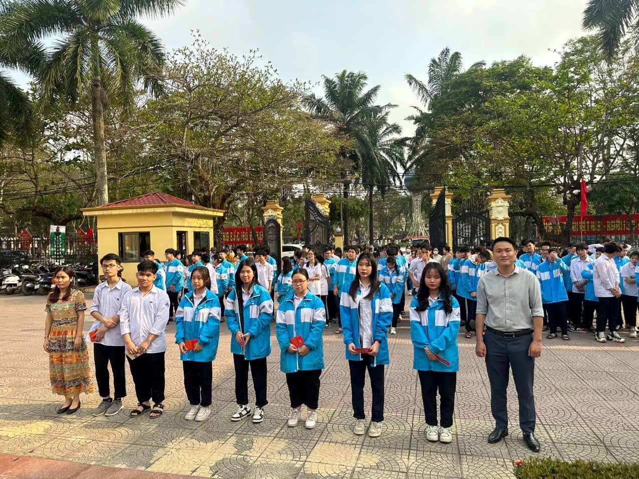 LỄ KẾT NẠP ĐOÀN VIÊN MỚI - LCĐ TRƯỜNG PT PHAN ĐĂNG LƯU