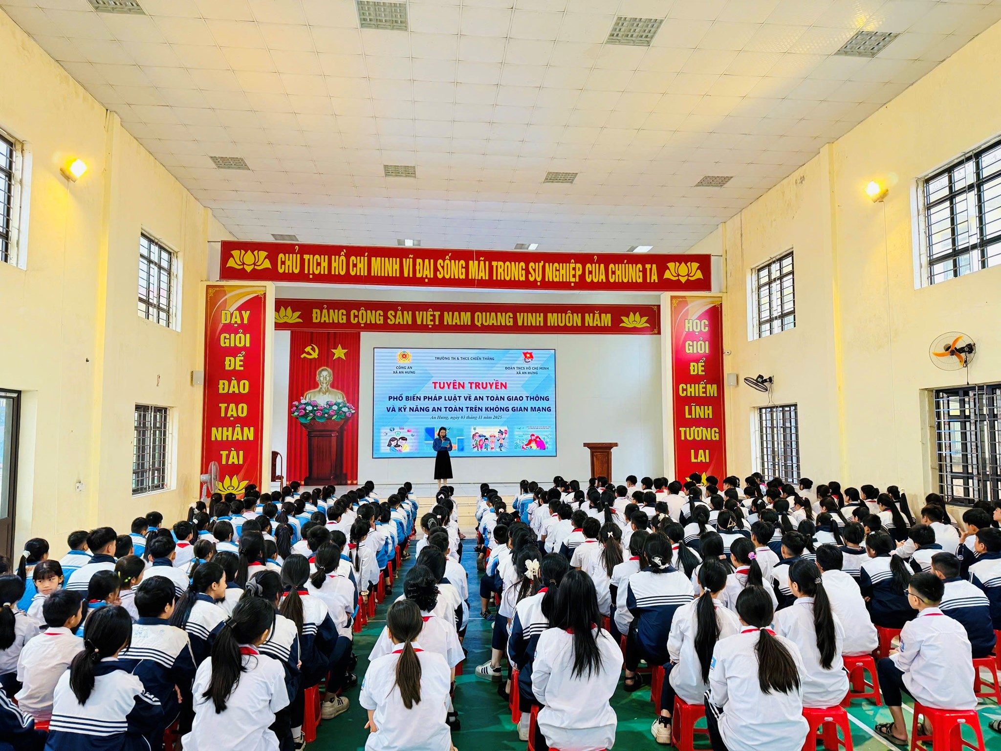 ĐOÀN TNCS HỒ CHÍ MINH XÃ AN HƯNG PHỐI HỢP TỔ CHỨC CHƯƠNG TRÌNH TUYÊN TRUYỀN PHỔ BIẾN PHÁP LUẬT VỀ ATGT VÀ KỸ NĂNG AN TOÀN TRÊN KHÔNG GIAN MẠNG - HƯỞNG ỨNG NGÀY PHÁP LUẬT VIỆT NAM (9/11), PHONG TRÀO "BÌNH DÂN HỌC VỤ SỐ" VÀ "GIA ĐÌNH SỐ"