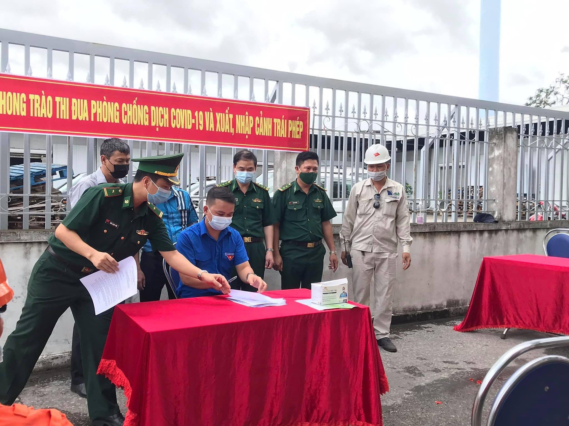 Đoàn thanh niên công ty TNHH MTV Thuỷ sản Hạ Long phối hợp Trạm Biên phòng CK cảng Chính tổ chức buổi lễ tuyên truyền đến ĐVTN, CBCNV công ty công tác phòng chống dịch COVID 19 , phòng chống xuất nhập cảnh trái phép qua đường cửa khẩu