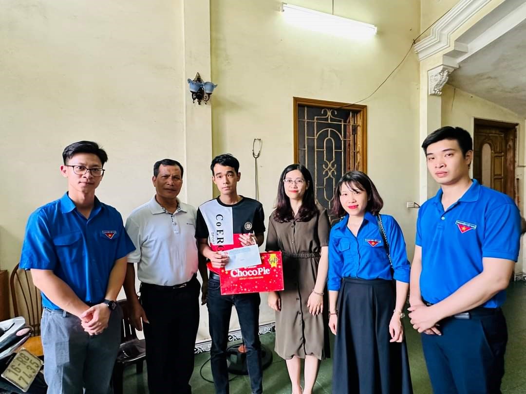 TẶNG QUÀ THANH NIÊN CÔNG NHÂN CÓ HOÀN CẢNH KHÓ KHĂN HƯỞNG ỨNG THÁNG CÔNG NHÂN NĂM 2023