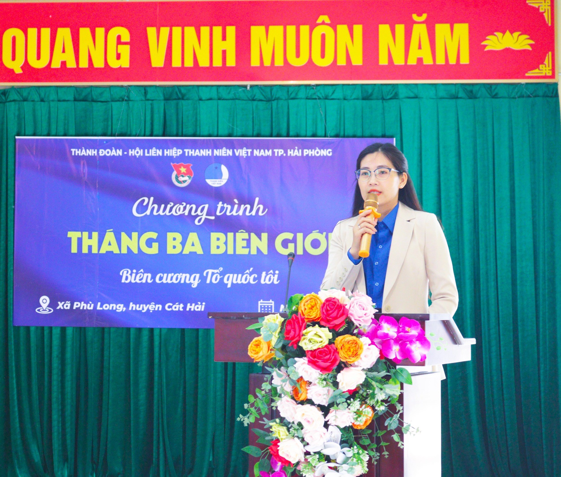 CHƯƠNG TRÌNH THÁNG BA BIÊN GIỚI - KHÁM BỆNH, TẶNG QUÀ, CẤP PHÁT THUỐC MIỄN PHÍ CHO NHÂN DÂN VÀ THANH THIẾU NHI; TRAO TẶNG MÁY TÍNH CHO HỌC SINH CÓ HOÀN CẢNH KHÓ KHĂN VƯỢT KHÓ HỌC GIỎI