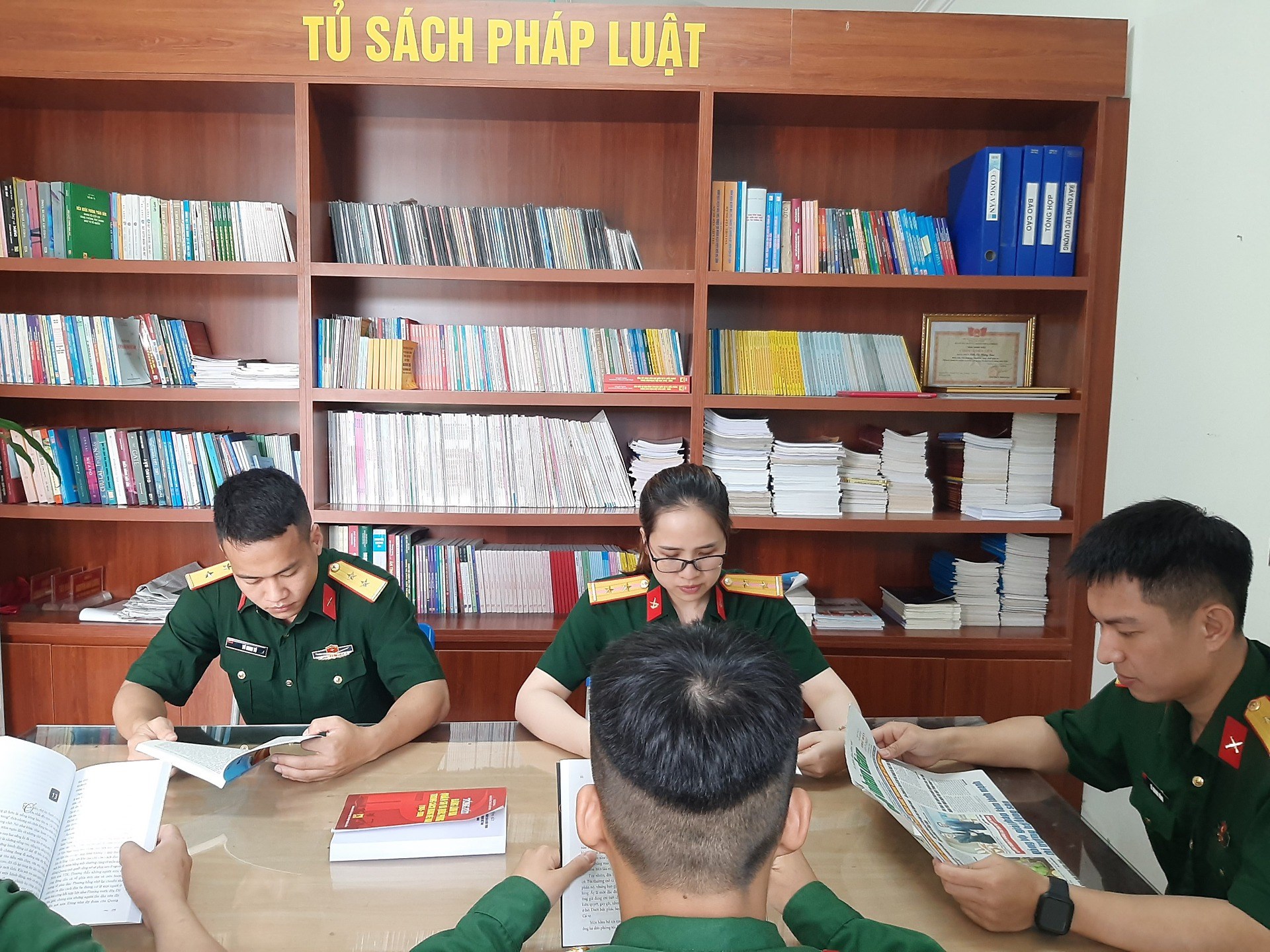 Đoàn Thanh niên Bộ CHQS thành phố hưởng ứng Chương trình "Hướng ứng Ngày sách và Văn hóa đọc - Mỗi thanh niên Một cuốn sách làm bạn".