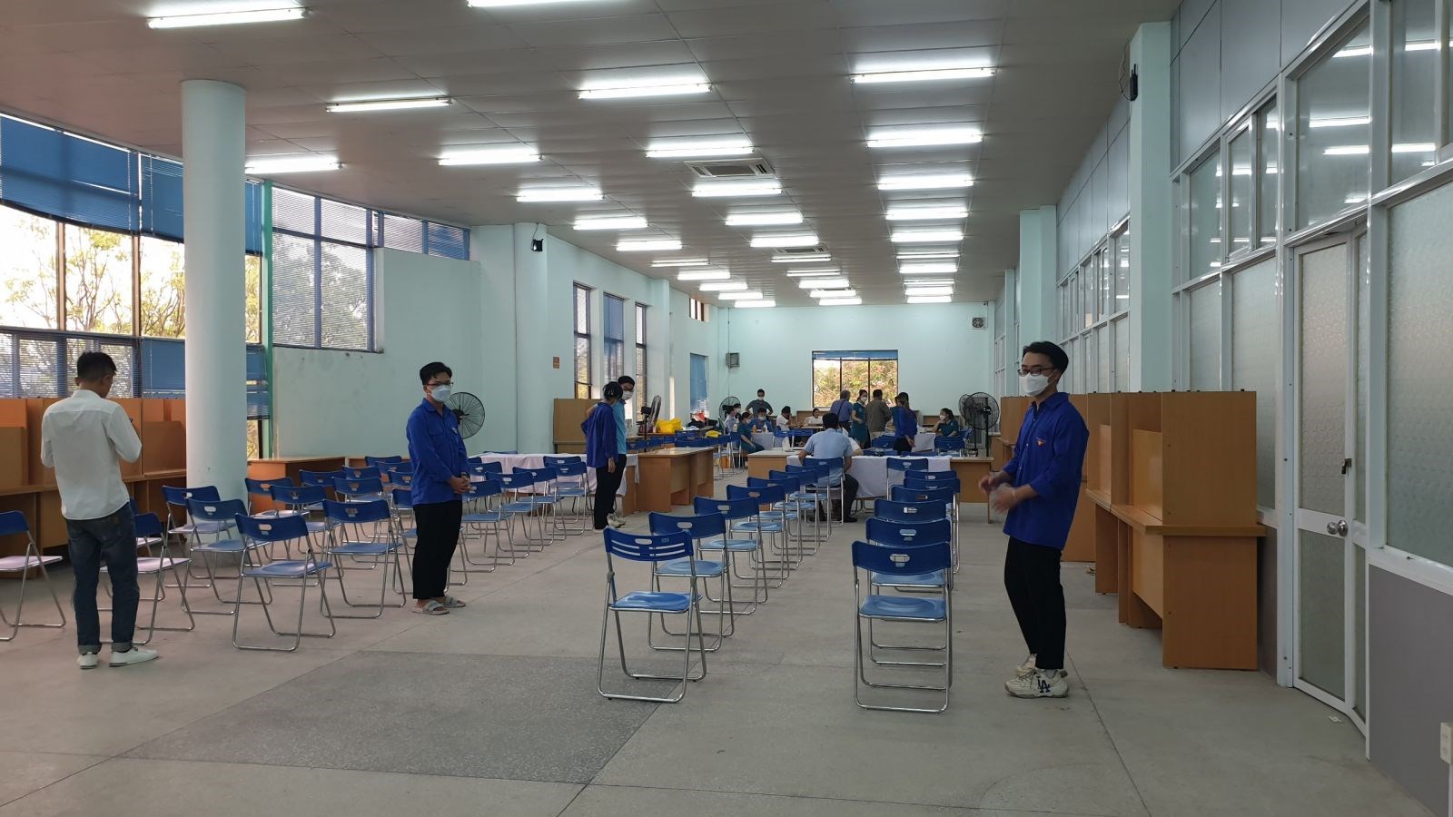 SINH VIÊN TÌNH NGUYỆN HỖ TRỢ TIÊM PHÒNG VẮC XIN COVID-19