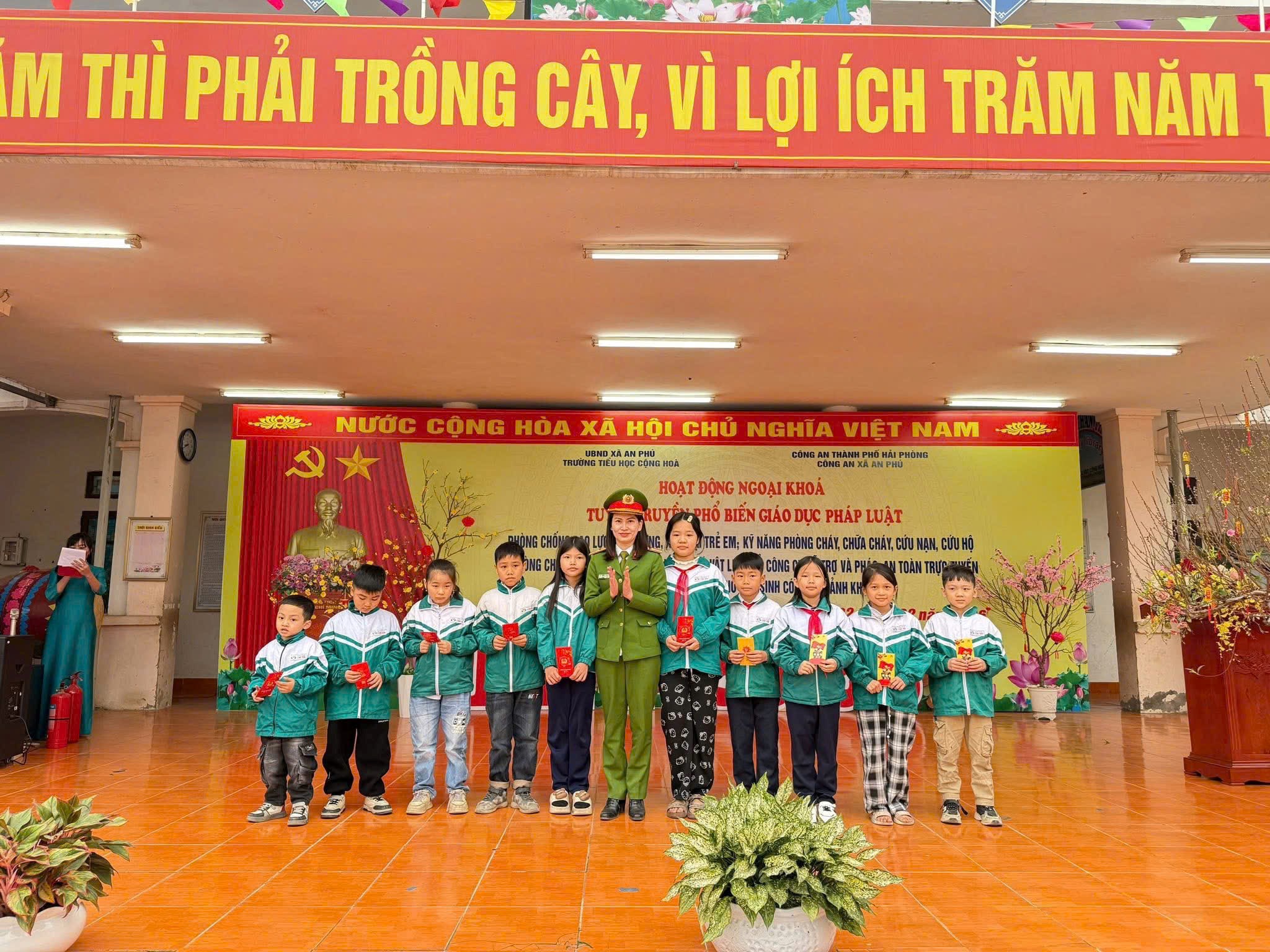 An Phú: Phối hợp tổ chức ngoại khóa ""Tuyên truyền phổ biến giáo dục pháp luật"