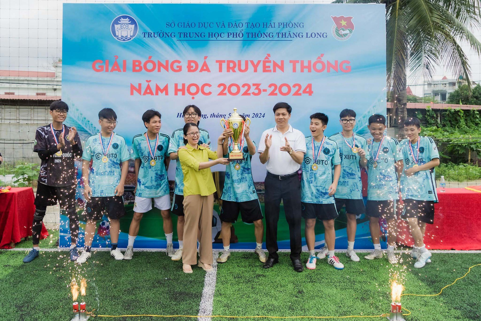 Đoàn trường đã tổ chức giải bóng đá truyền thống của Trường THPT Thăng Long