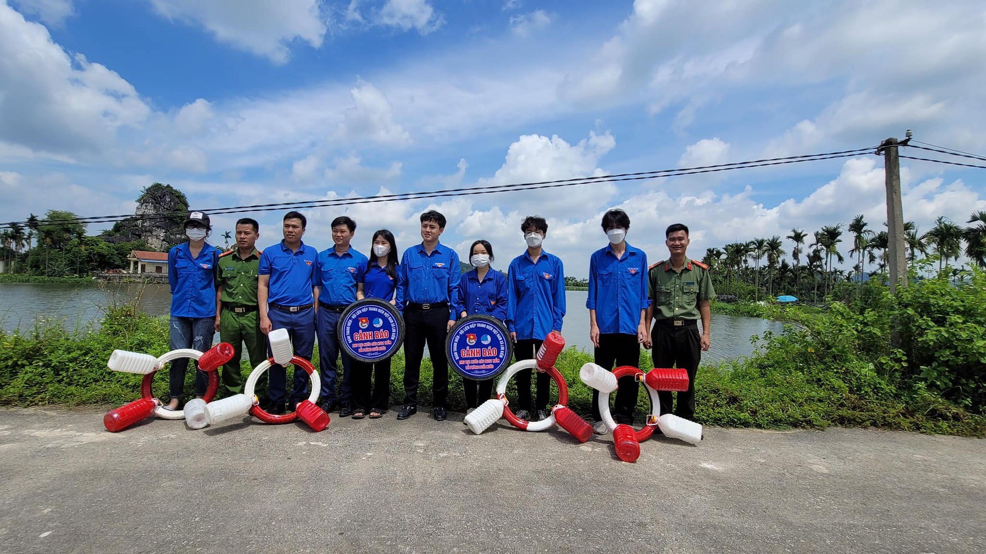GẮN BIỂN CẢNH BÁO PHÒNG CHỐNG ĐUỐI NƯỚC BẰNG VẬT LIỆU TÁI CHẾ