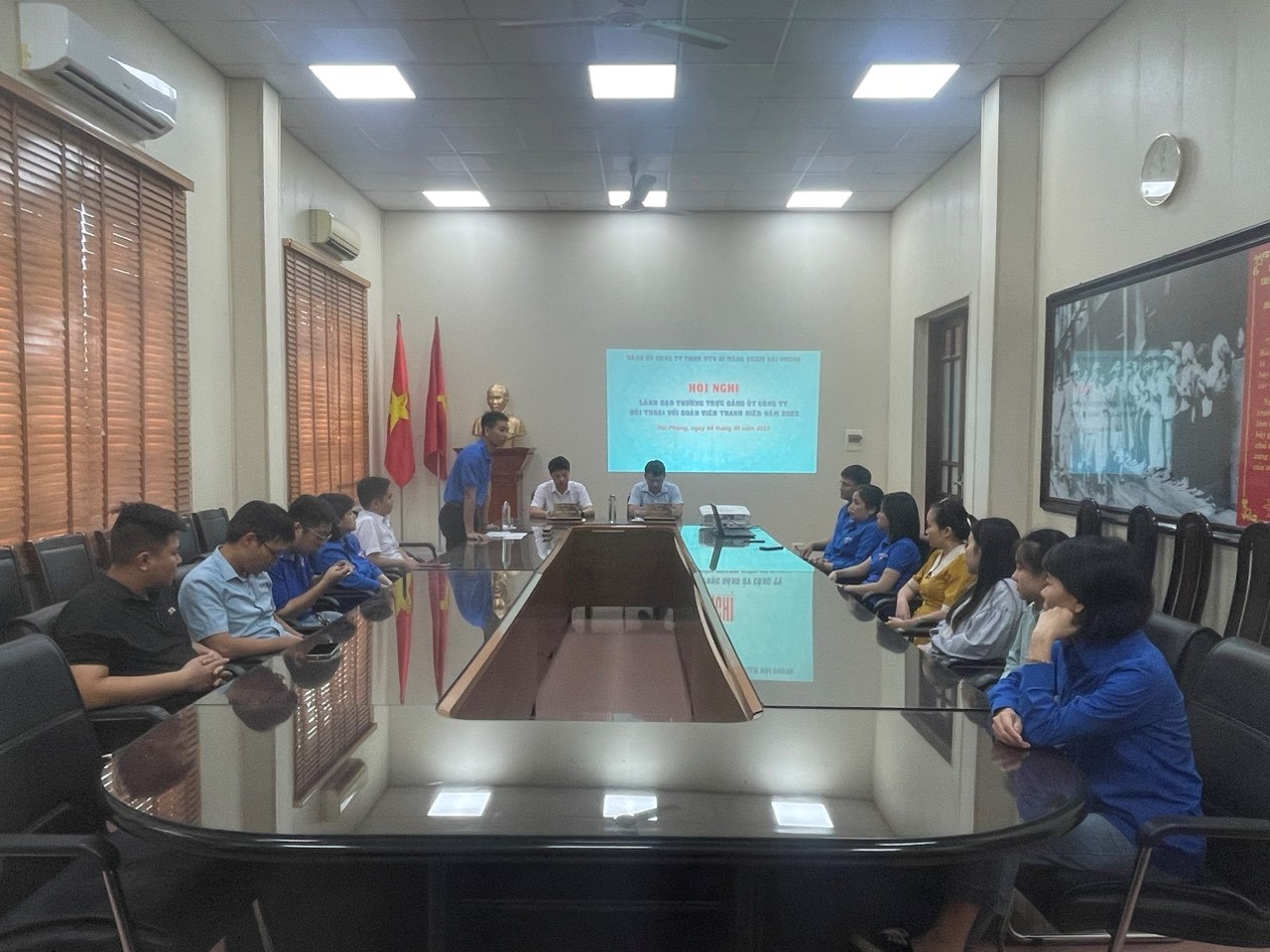 Thường trực Đảng ủy Công ty xi măng Vicem Hải Phòng đối thoại với đoàn viên thanh niên năm 2023