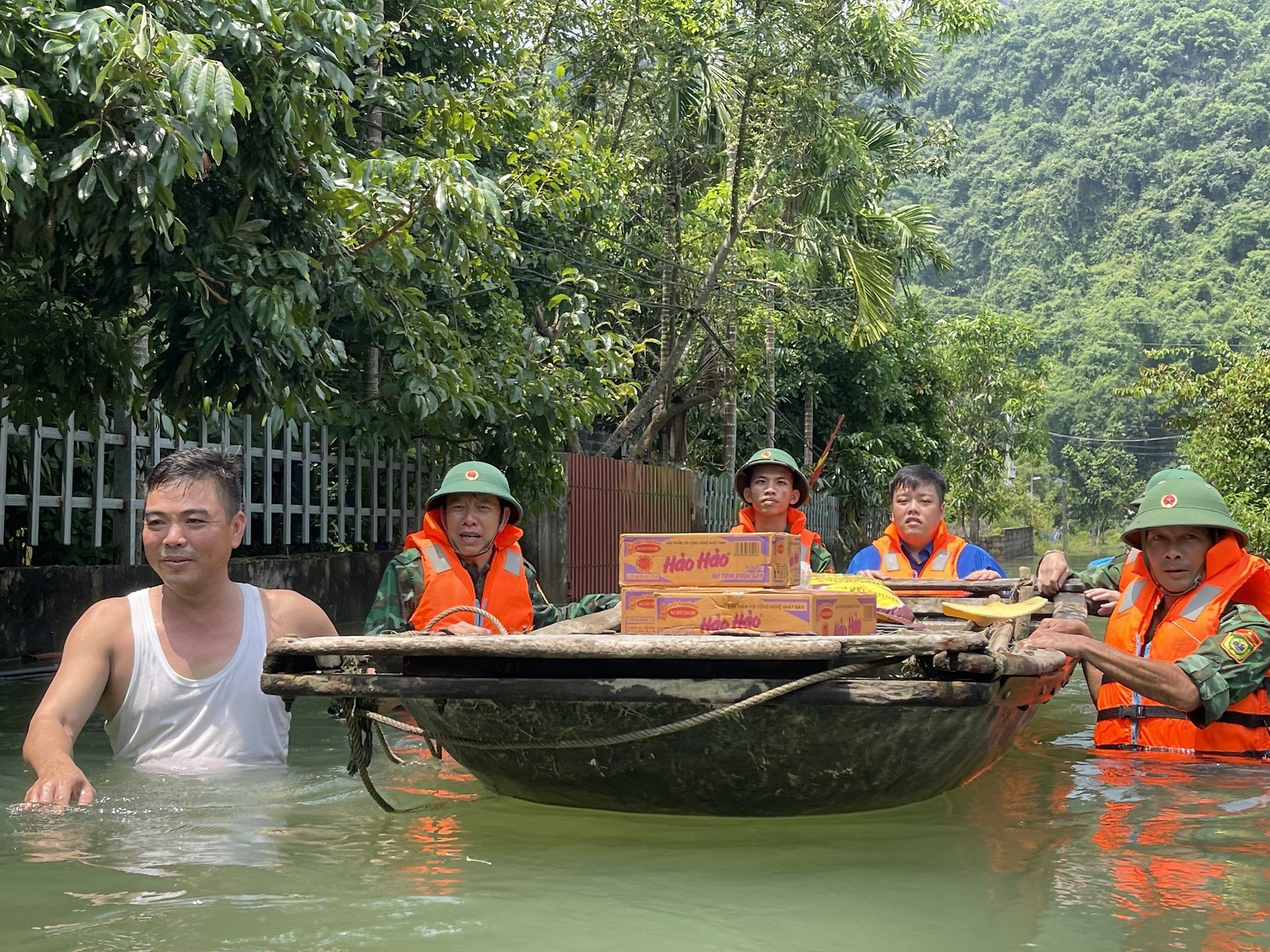 TUỔI TRẺ CÁT HẢI HỖ TRỢ NHÂN DÂN KHẮC PHỤC HẬU QUẢ DO ẢNH HƯỞNG MƯA LỚN SAU BÃO SỐ 2