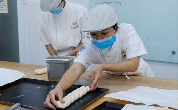 Lò bánh mì đặc biệt mở 'cánh cửa tương lai' cho nhiều học trò nghèo