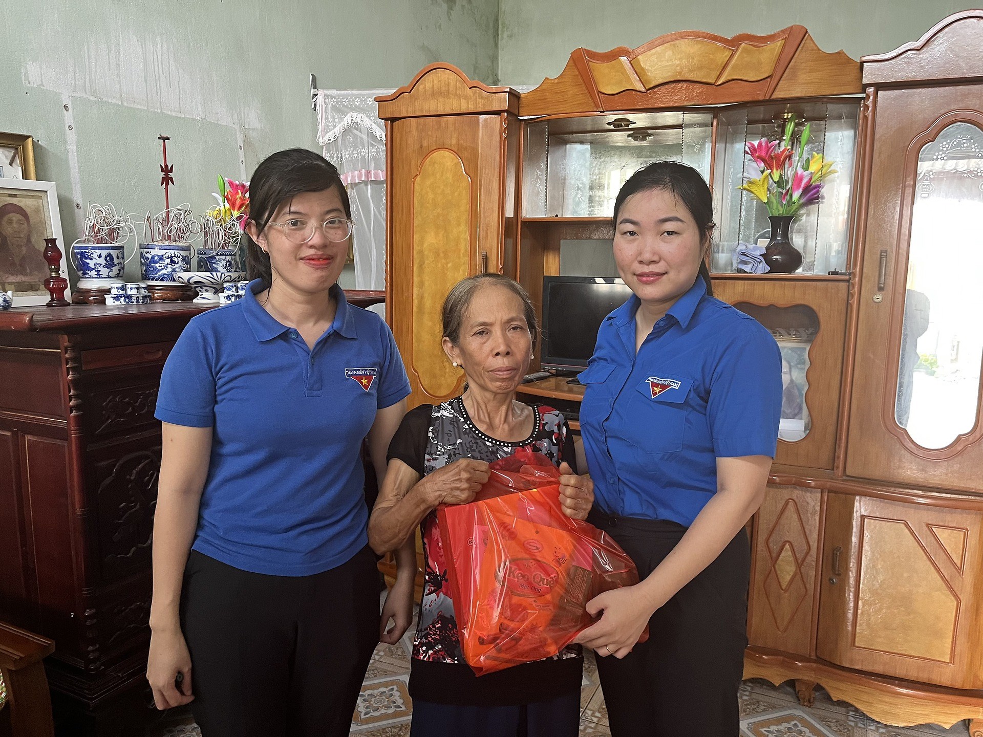 HUYỆN ĐOÀN TIÊN LÃNG - THĂM TẶNG QUÀ CÁC GIA ĐÌNH CÓ CÔNG VỚI CÁCH MẠNG, CỰU THANH NIÊN XUNG PHONG NHÂN KỶ NIỆM 77 NĂM NGÀY THƯƠNG BINH LIỆT SỸ