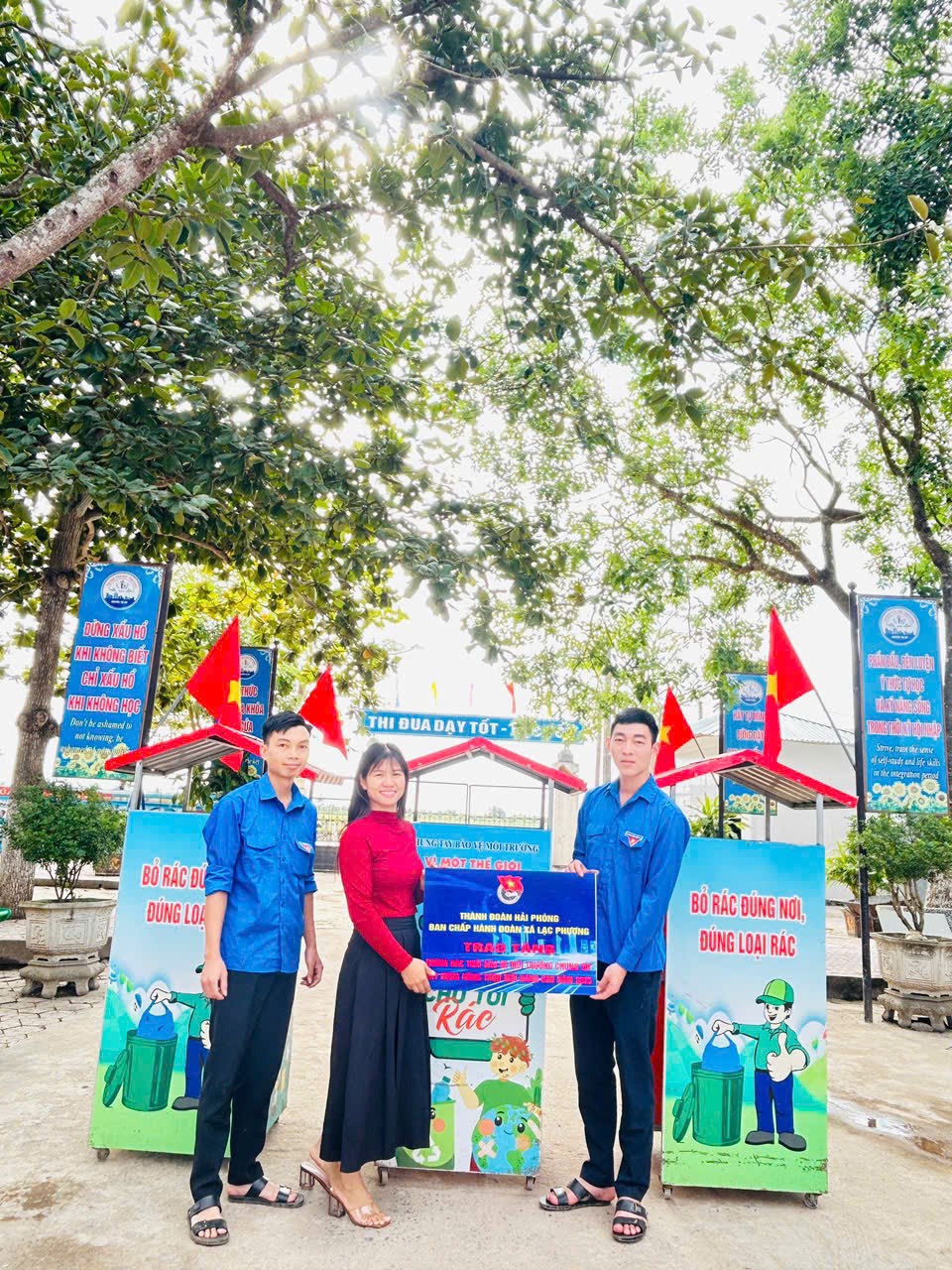 ĐOÀN THANH NIÊN XÃ LẠC PHƯỢNG TRAO TẶNG THÙNG ĐỰNG RÁC – GÓP PHẦN BẢO VỆ MÔI TRƯỜNG, XÂY DỰNG NÔNG THÔN MỚI NÂNG CAO