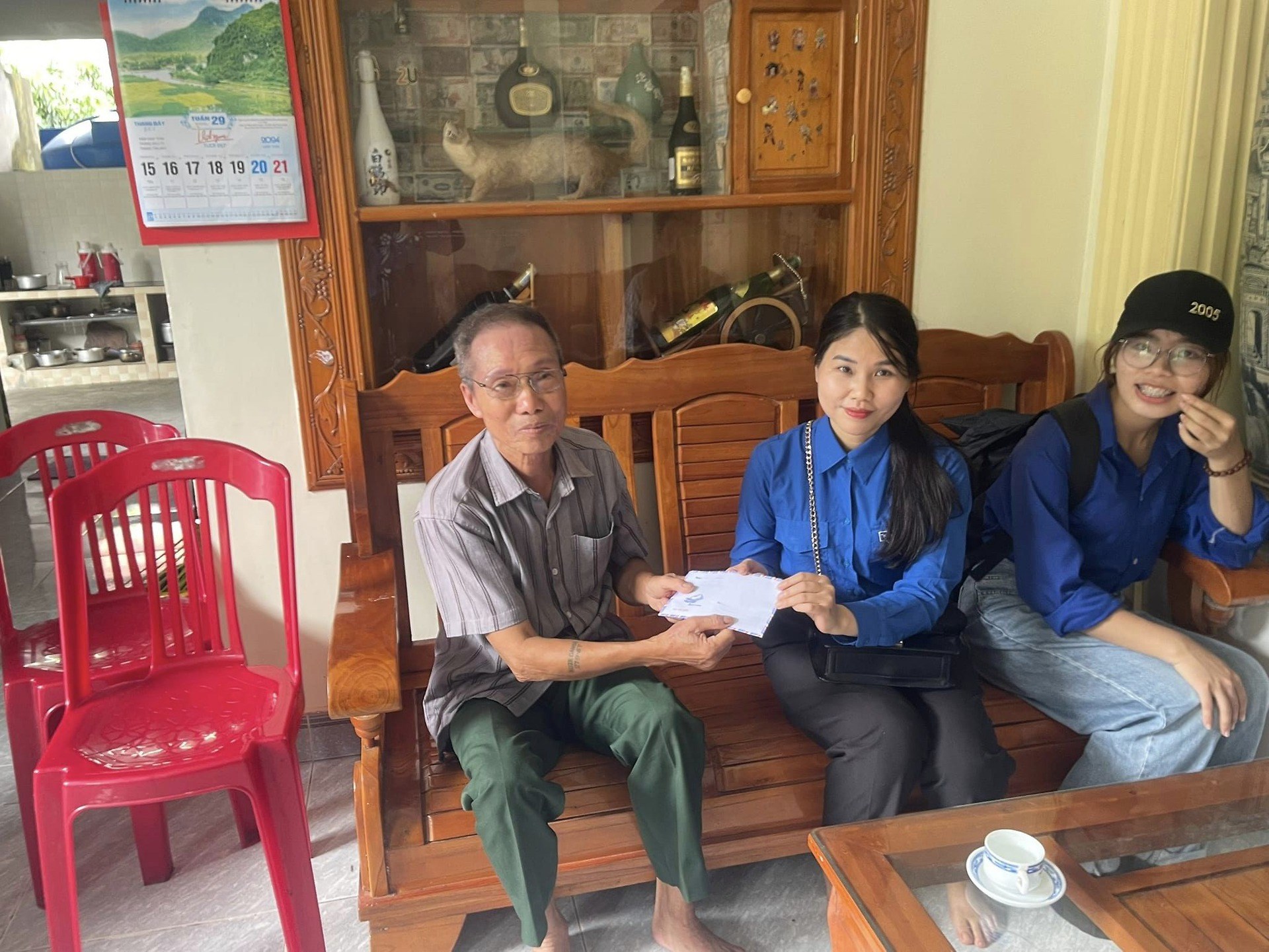 Đoàn thanh niên - Hội sinh viên Trường ĐH Quản lý & Công nghệ Hải Phòng thăm hỏi gia đình chính sách nhân dịp 27/7/2024!