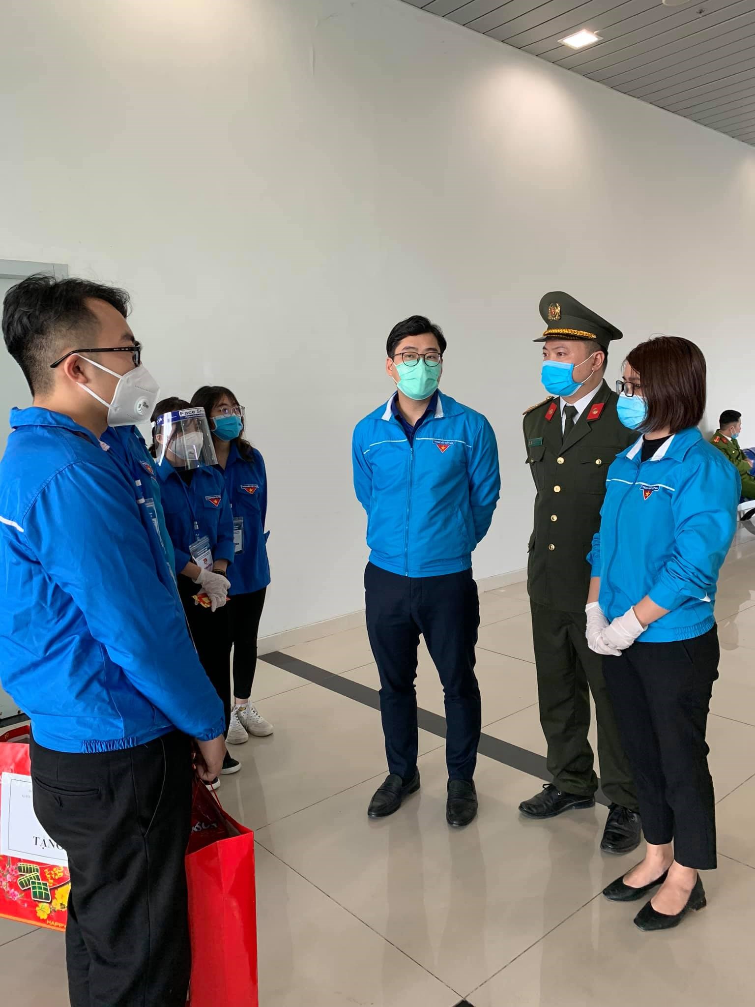 Đoàn Khối Doanh nghiệp đã đến trao quà và lì xì cho các đồng chí tình nguyện viên tại Cảng hàng không quốc tế Cát Bi