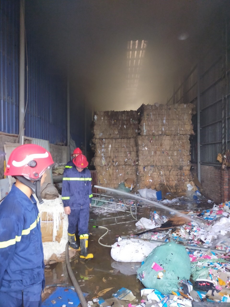 Nhanh chóng dập tắt đám cháy nhà xưởng tại xã Đại Bản, huyện An Dương