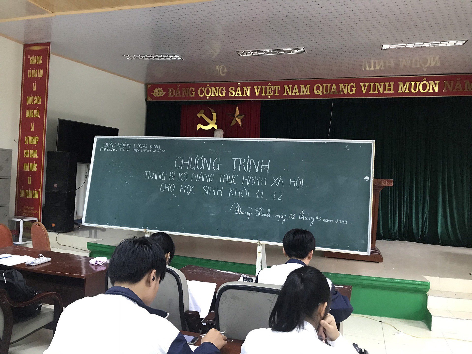 CHI ĐOÀN TRUNG TÂM GDNN & GDNN QUẬN DƯƠNG KINH TỔ CHỨC TẬP HUẤN TRANG BỊ KỸ NĂNG THỰC HÀNH XÃ HỘI CHO ĐOÀN VIÊN, THANH NIÊN HỌC SINH