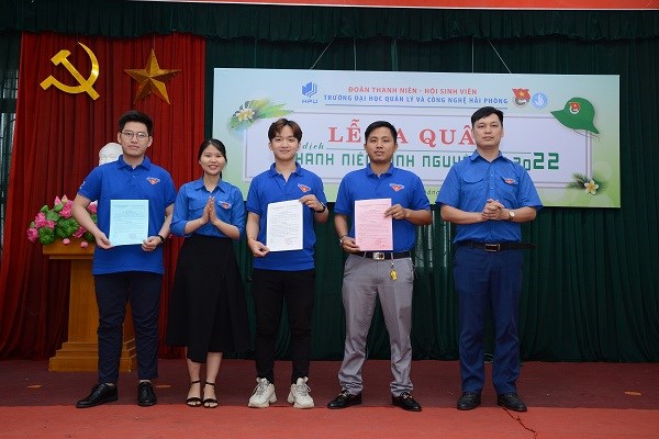Lớp học tiếng Anh của các chiến sĩ áo xanh HPU