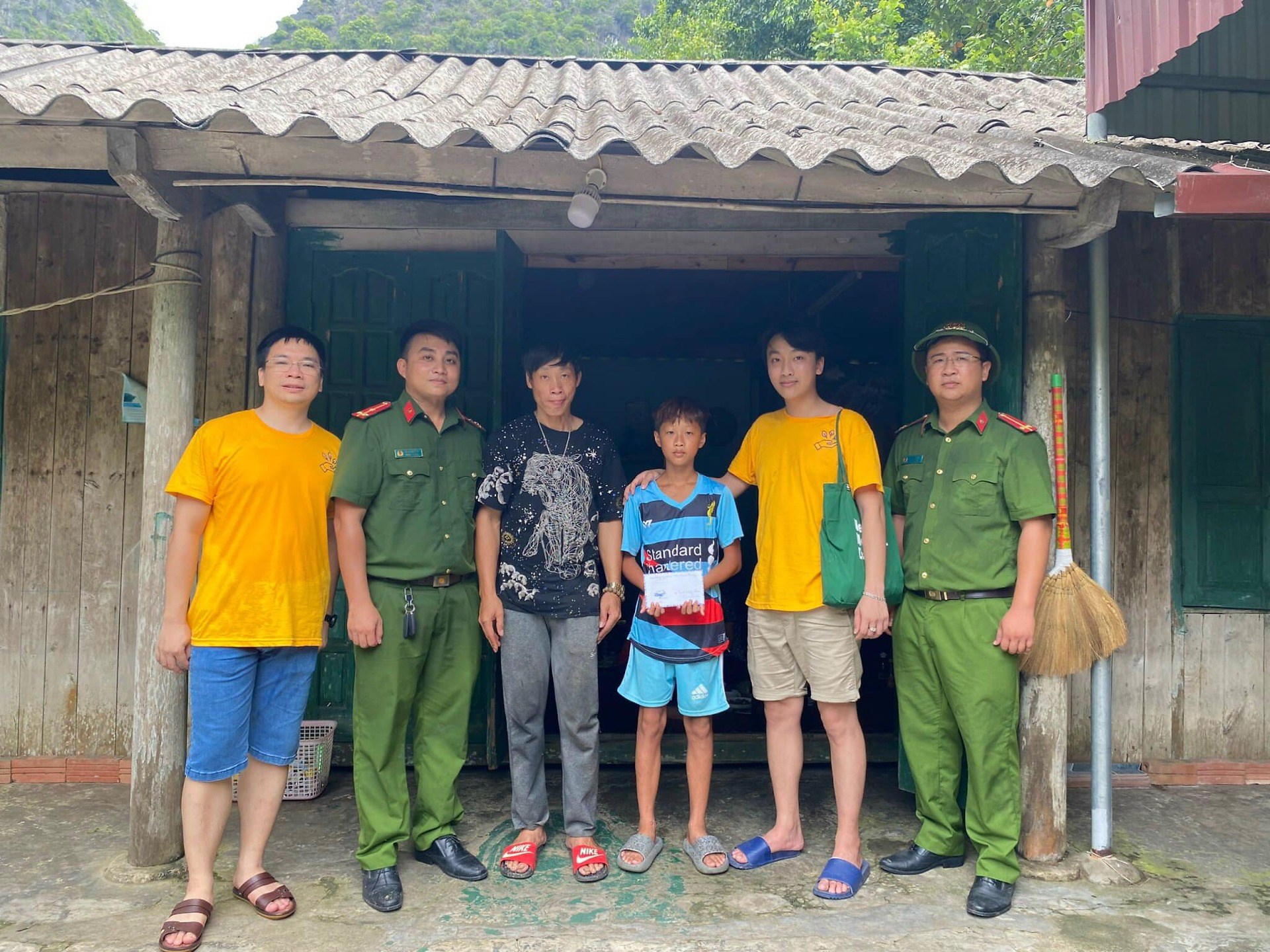ĐOÀN THANH NIÊN CÔNG AN HUYỆN CÁT HẢI TỔ CHỨC CHIẾN DỊCH TÌNH NGUYỆN “HÀNH QUÂN XANH” TRONG CHIẾN DỊCH THANH NIÊN TÌNH NGUYỆN HÈ 2022