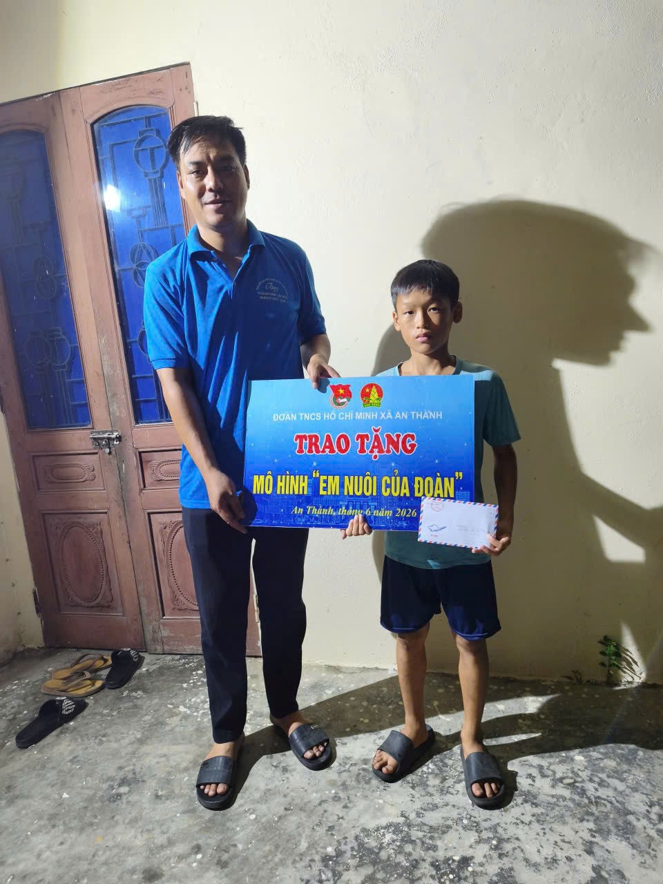 ĐOÀN XÃ AN THÀNH TRAO TẶNG MÔ HÌNH "EM NUÔI CỦA ĐOÀN" CHO HỌC SINH CÓ HOÀN CẢNH KHÓ KHĂN