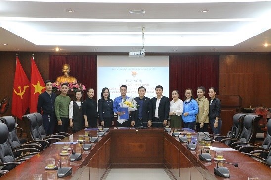 Thành đoàn Hải Phòng công bố và trao quyết định cử cán bộ đi đào tạo thực tế tại cơ sở